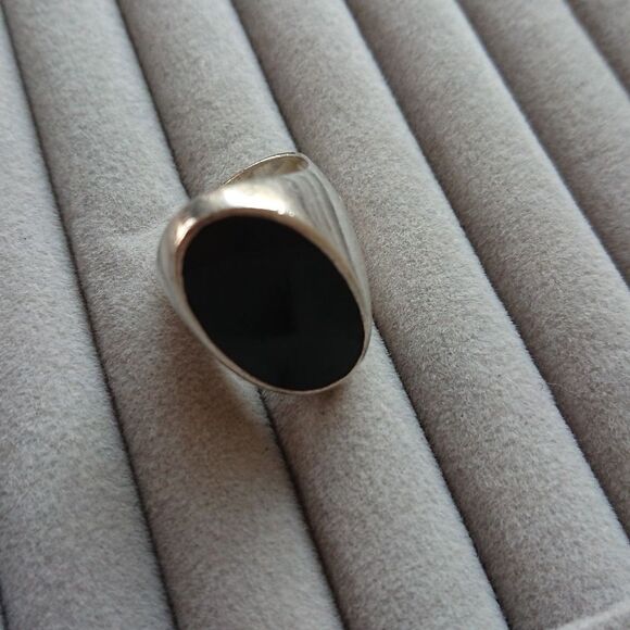 Italy OVAL BLACK ENAMEL SIGNET RING - Picture 1 of 9